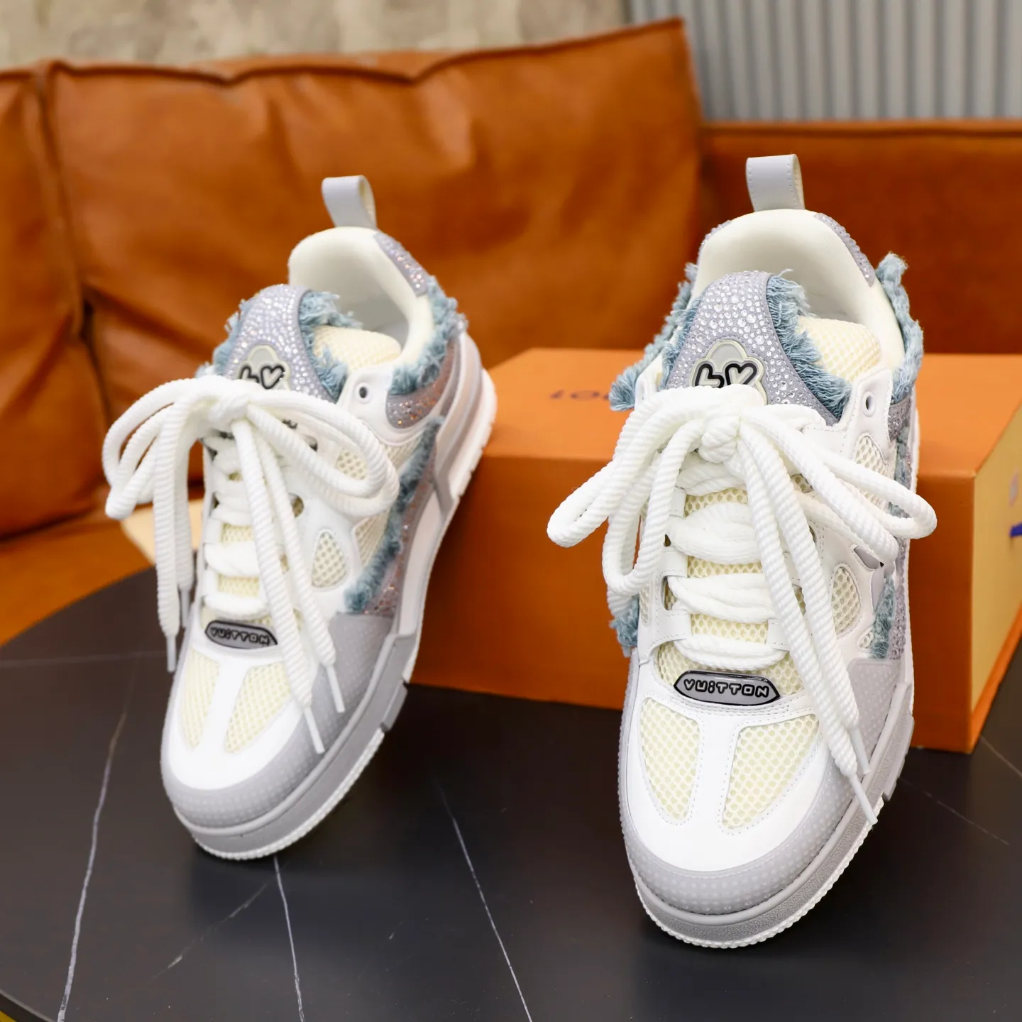 Ex-factory price: 860💰LV Couple👫Louis Vuitton TRAINER sneakers classic Louis Vuitton men's artistic director Virgil Abloh picked inspiration to create this LV Trainer sneaker. Yingze crystal inlays present a colorful effect. VS can be matched with two gorgeous effect colors. The LV letter logo badge on the tongue is gorgeous and noble. The LV letter is decorated on the side. The outsole is decorated with a Monogram flower pattern. It shows the trend of elegance and nobility! Men's and women's models: 35-46